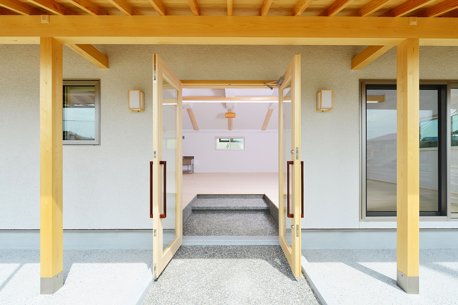 広い土間と木質のアプローチ